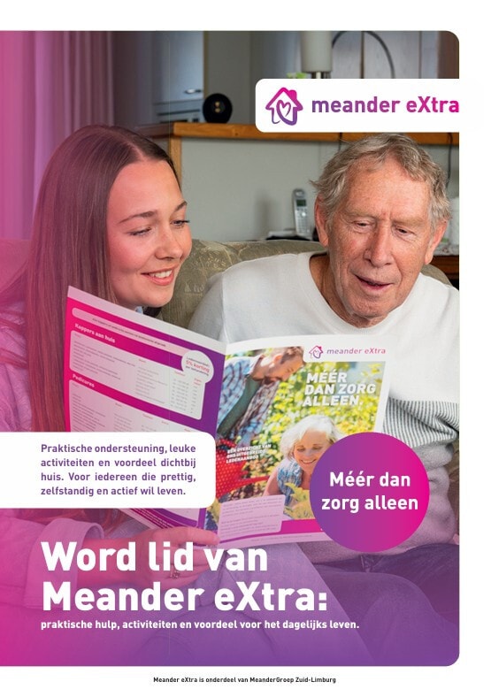 Jonge vrouw en oudere man lezen samen een brochure van Meander eXtra.